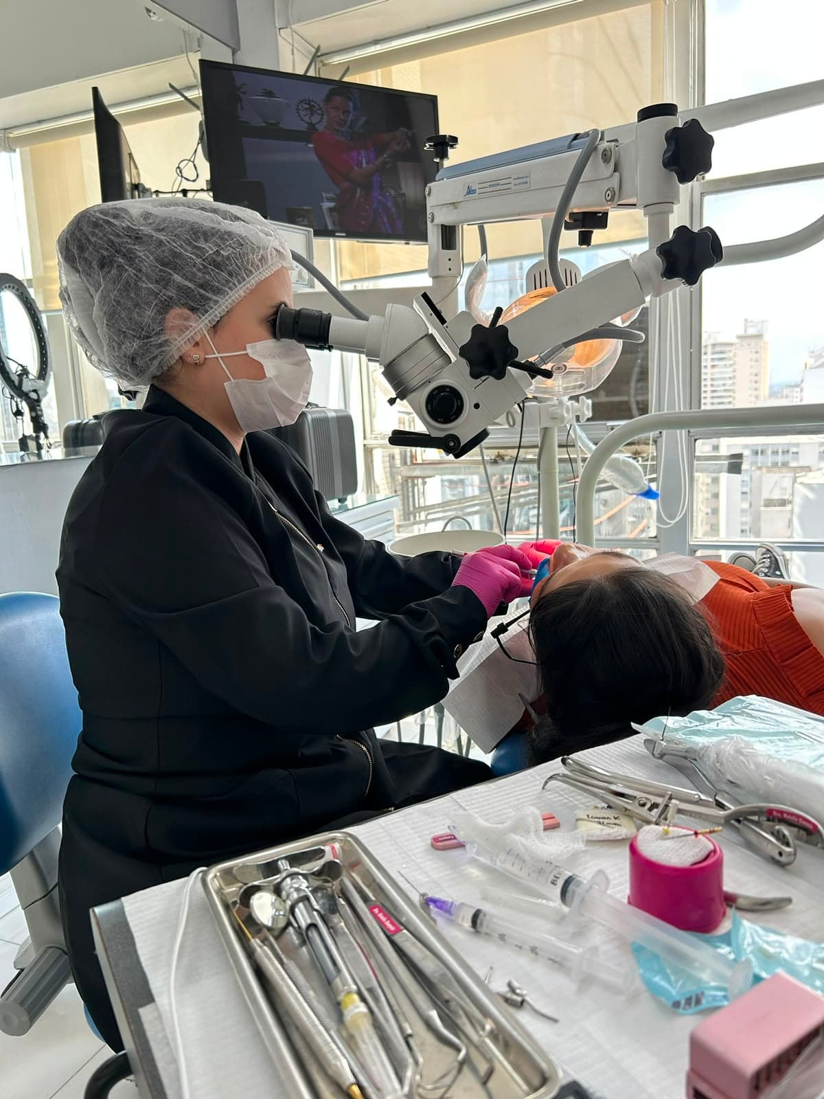 Dra. Natalia Sampaio realizando tratamento com microscópio operatório